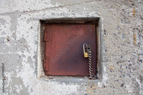 鍵のかかった鉄の小さなドア © decoplus