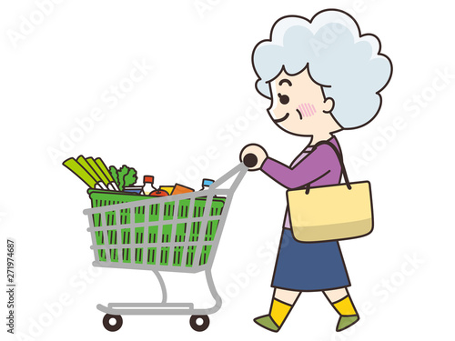 買い物中のシニア女性