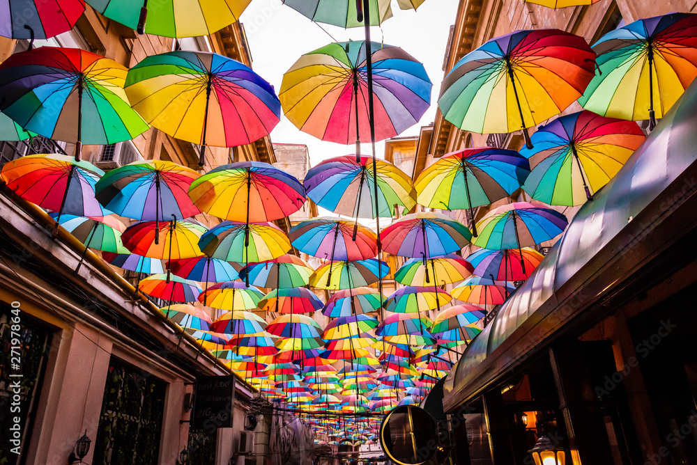 Fototapeta premium Kolorowe parasole na niebie w Pasażu Wiktorii, w centrum Bukaresztu, Rumunia