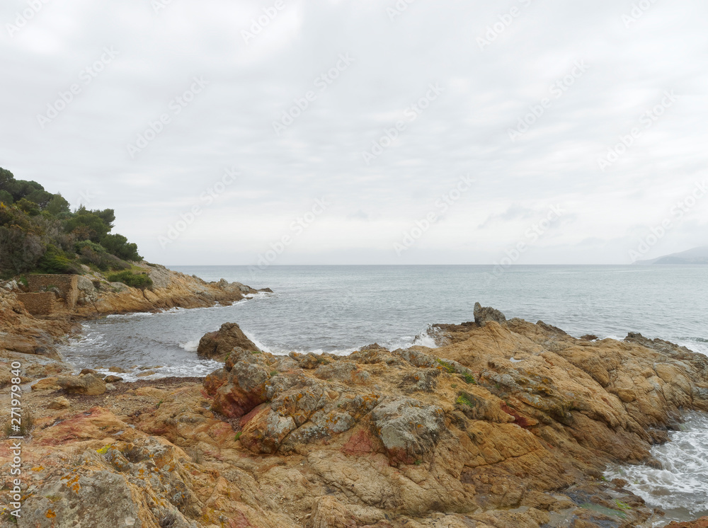  Cap lardier en Provence-Var-côte-d'Azur. Sentier littoral de la plage de Gigaro à la pointe de Brouis
