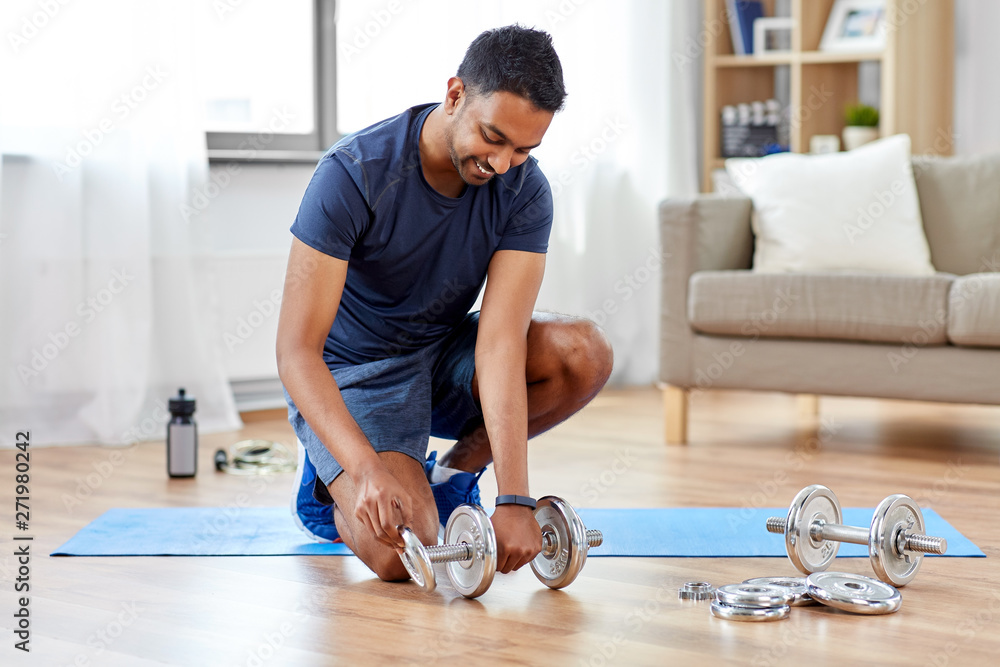 Φωτογραφία fitness, sport, weightlifting and bodybuilding concept - smiling indian man asse