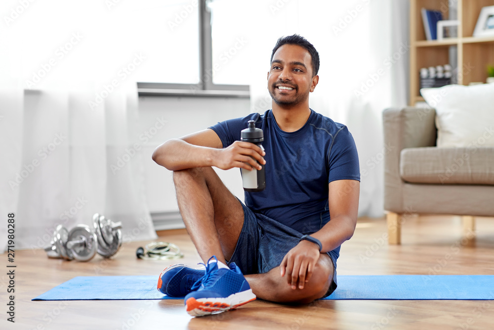 Φωτογραφία fitness, sport and healthy lifestyle concept - smiling indian man drinking water