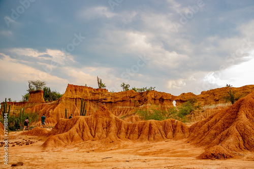 abenteuerliche Wanderung durch die Tatacoa Wüste mit Touristen 
