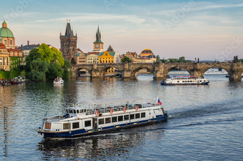 Ausflugsschiff vor der Karlsbrücke Prag bei Sonnenuntergang