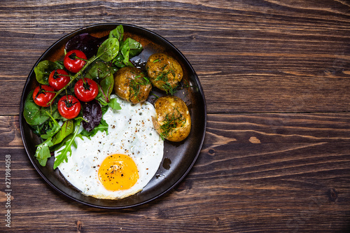 Fried egg, boiled potatoes and vegetables