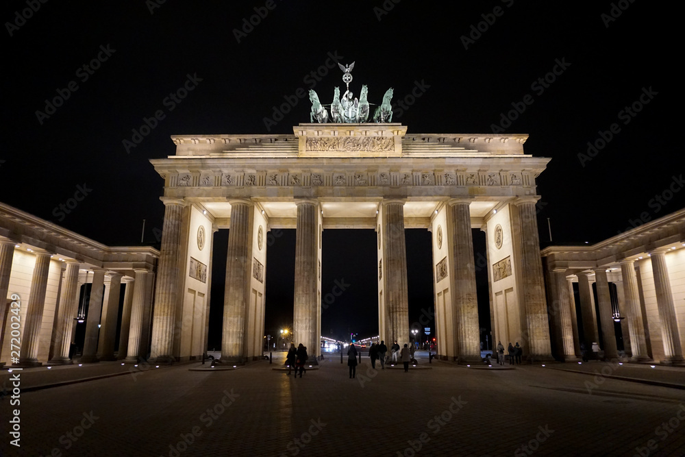 Fototapeta premium Nocny widok na piękną Bramę Brandenburską w Berlinie, Niemcy.