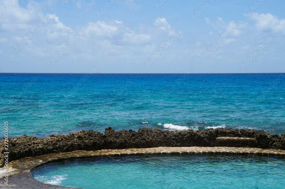 Fototapeta premium Blue turquoise Caribbean sea in Cancun, Quintana Roo, Mexico. 