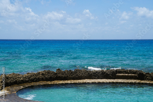 Blue turquoise Caribbean sea in Cancun  Quintana Roo  Mexico. 