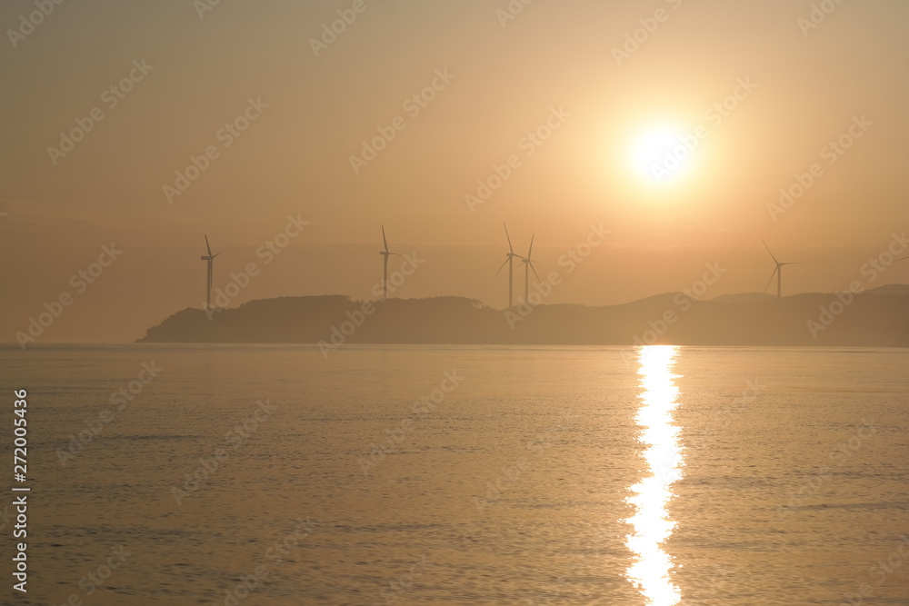 노을지는 섬위의 풍력발전소