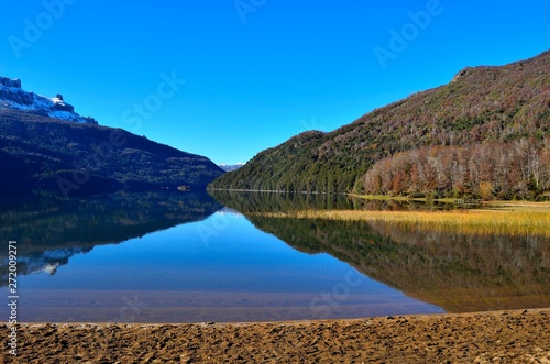 Lago espejado en la patagon...