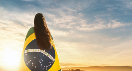 Fototapete Brasilien Frau mit brasilianischer Flagge zum Unabhängigkeitstag  © Daniel Reche