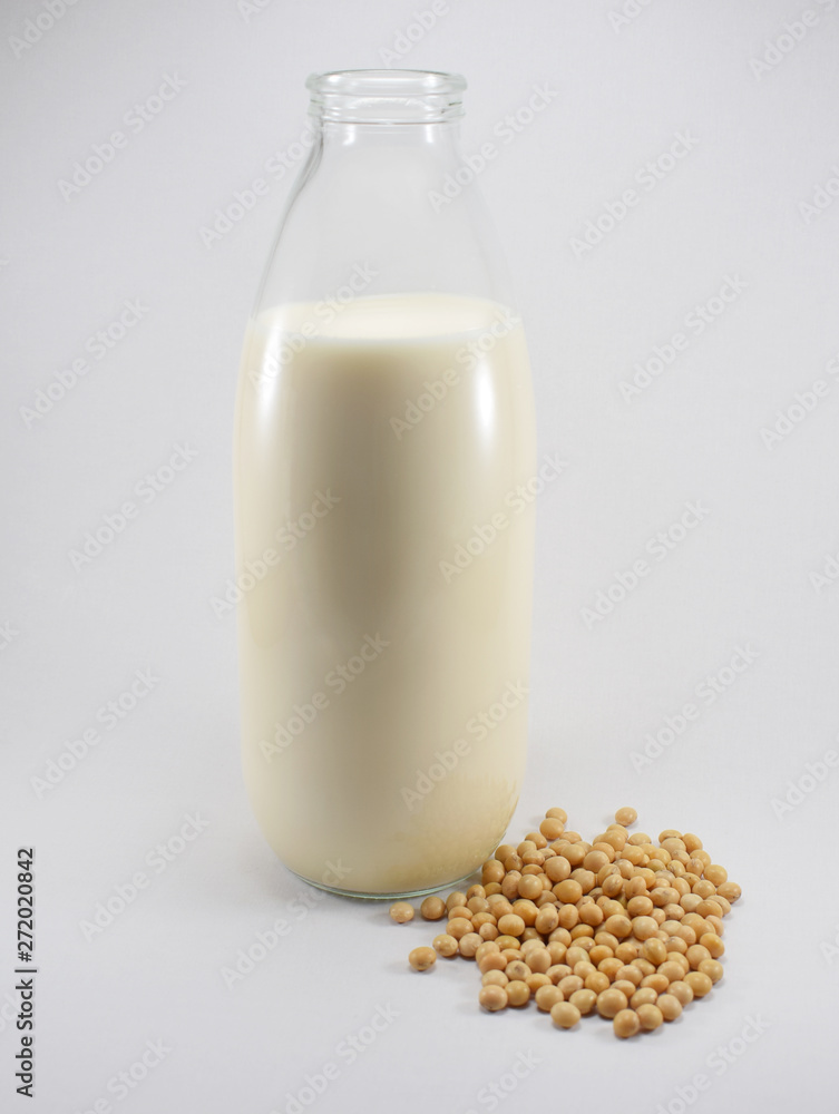 Leche de soja y granos de soja, fondo blanco Leche de soja y granos de soja, fondo blanco