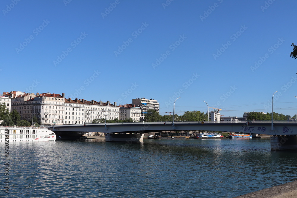 Lyon - Le pont Galliéni sur le fleuve Rhône construit en 1965