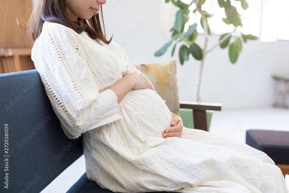 室内でくつろぐ妊婦 室内でくつろぐ妊婦