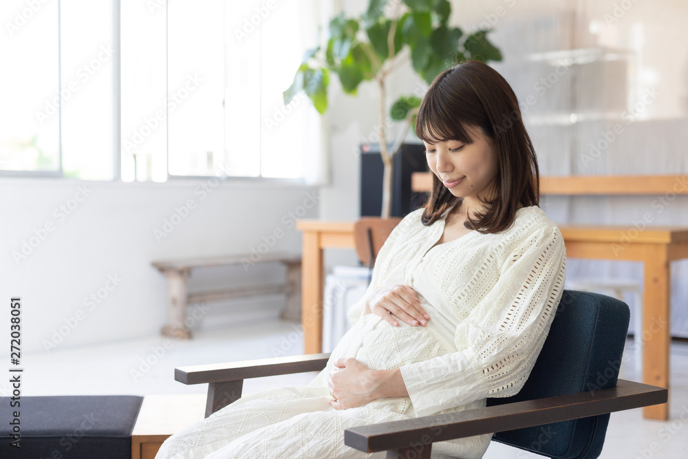 室内でくつろぐ妊婦 室内でくつろぐ妊婦