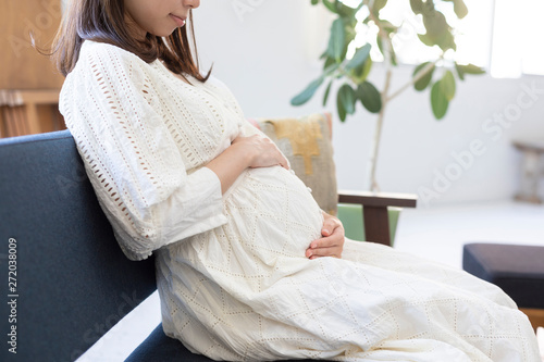Foto 室内でくつろぐ妊婦