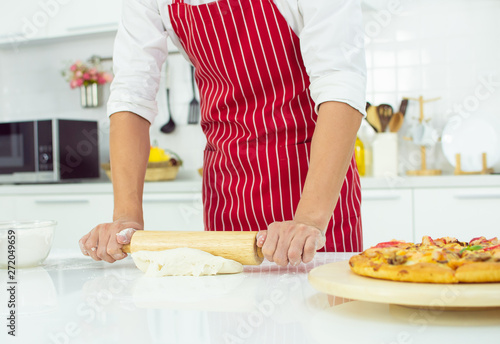 A man is making pizza © Ann Rodchua