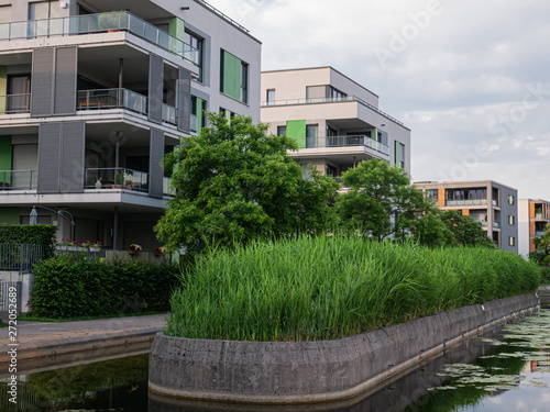 Grüne, ruhige Wohnlandschaft mit Seeanlage  in Innenstadtnähe, Essen im Ruhrgebiet photo