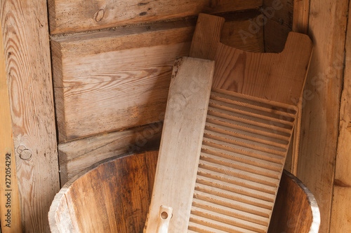 Foto Wooden washboard and bowl made of boards