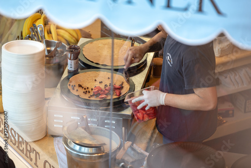 Canvas Print Person making crepe