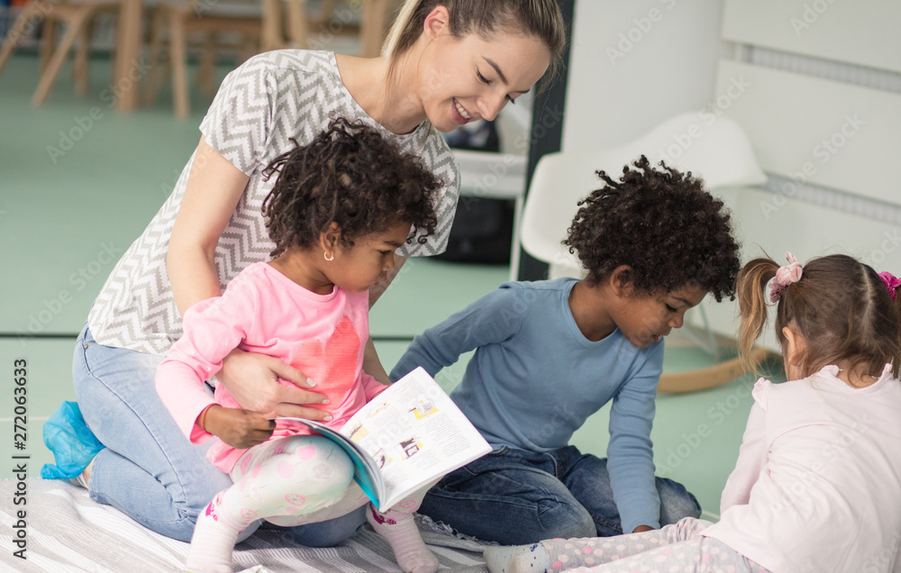 Obraz premium Chooses a book.