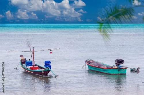 Photo Fishing boats anchored at blue lagooon.