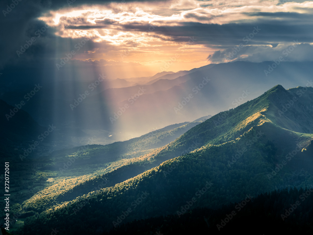 Rayons de soleil au levé du jour dans les Pyrénées