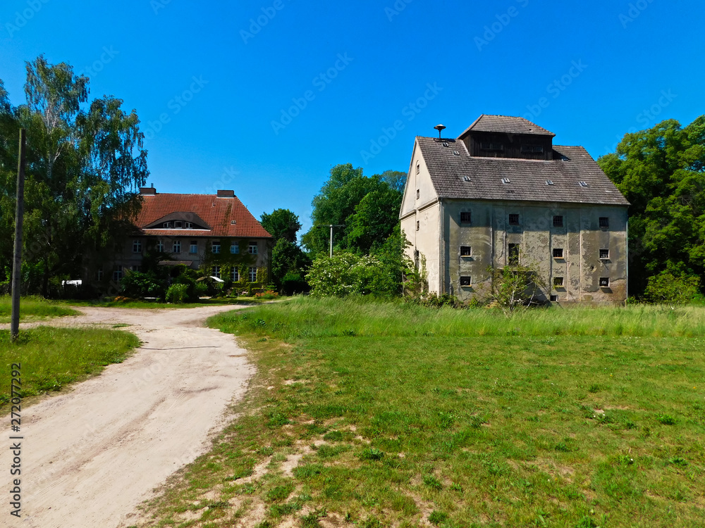 Ehemaliger Inspektorenhaus und Speicher