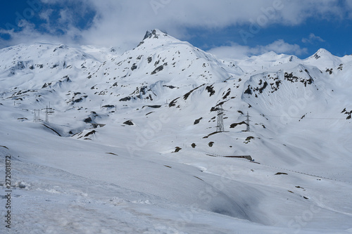 Verschneite Berglandschaft am Gotthardpass, Uri, Schweiz