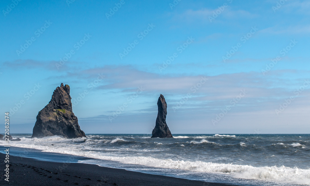 Fototapeta premium Black sand beach in Iceland sea stacks