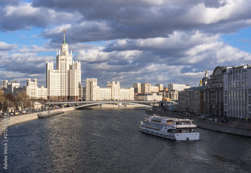 Blick auf den Moskau Fluss und Stalin Hochhaus, Moskau, Russland