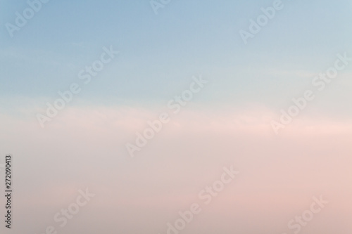 Obraz na płótnie Beautiful sunset sky with feathery pink clouds in spring w salonie