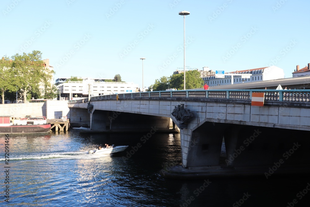 Ville de Lyon - Pont Kitchener Marchand sur la rivière Saône