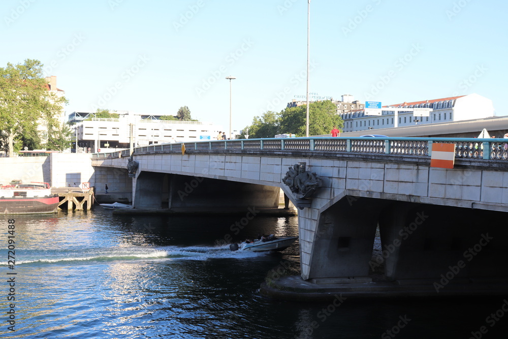 Ville de Lyon - Pont Kitchener Marchand sur la rivière Saône