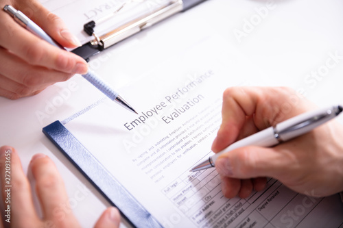 Foto Person Filling Employee Performance Evaluation Form