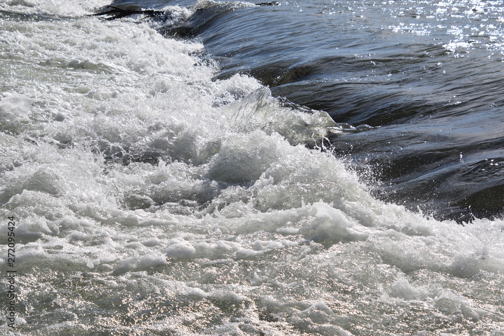 Fototapeta premium Stromschnellen im Fluss, glänzend im Sonnenlicht