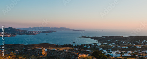 Traumhaftes Panorama der Kykladen Insel Paros mit der Bucht um Parikia bei Sonnenuntergang in Griechenland