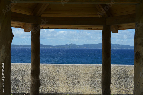 Fototapeta Naklejka Na Ścianę i Meble -  休憩所越しに見える青い海と島