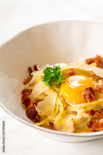 carbonara spaghetti with egg and cheese