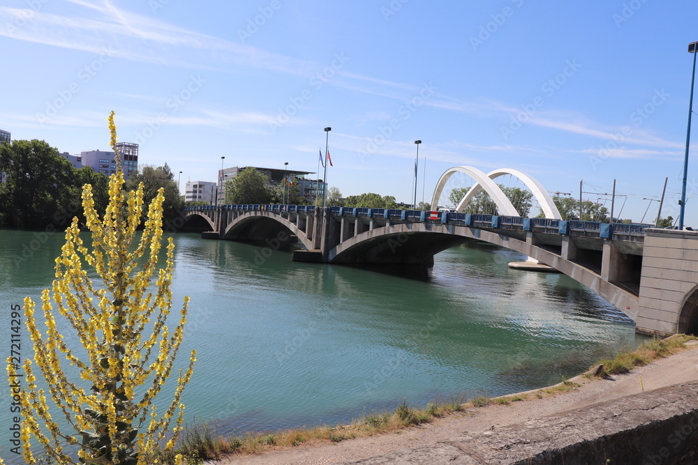 Fototapeta premium Ville de Lyon - Le Pont Pasteur sur le fleuve Rhone en béton armé inauguré en 1952 