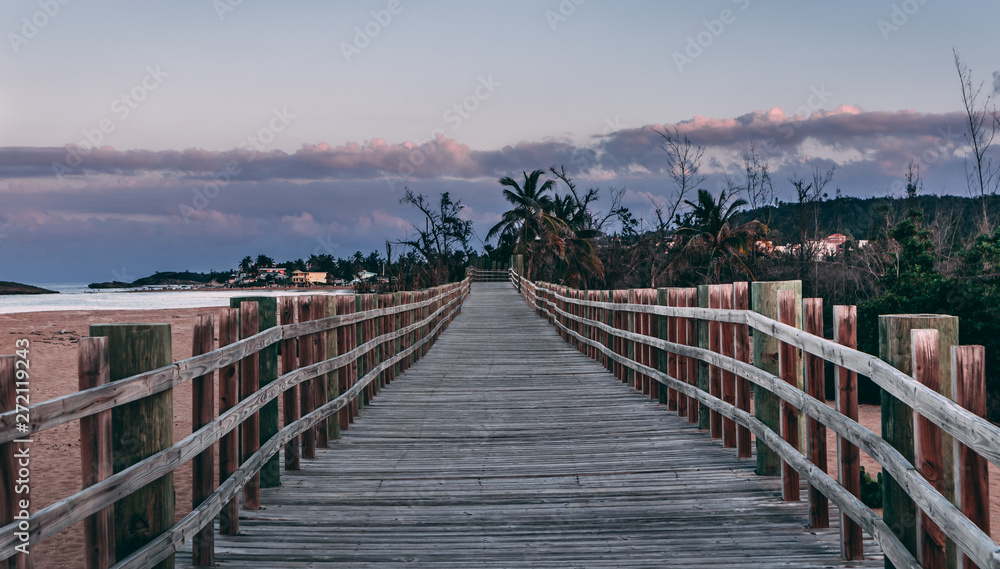 Obraz premium Bridge over the Sand
