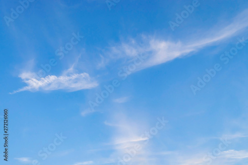 Foto Beautiful skyscape with white cirrus clouds against a bright blue sky