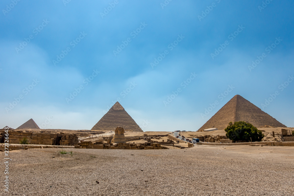 pirámides con esfinge en el desierto en egipto