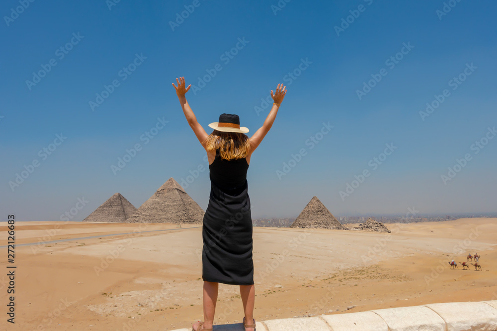 Chica con pirámides de fondo en el desierto en egipto Chica con pirámides de fondo en el desierto en egipto