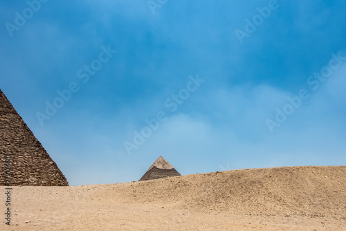 desierto con pir  mides de fondo en egipto
