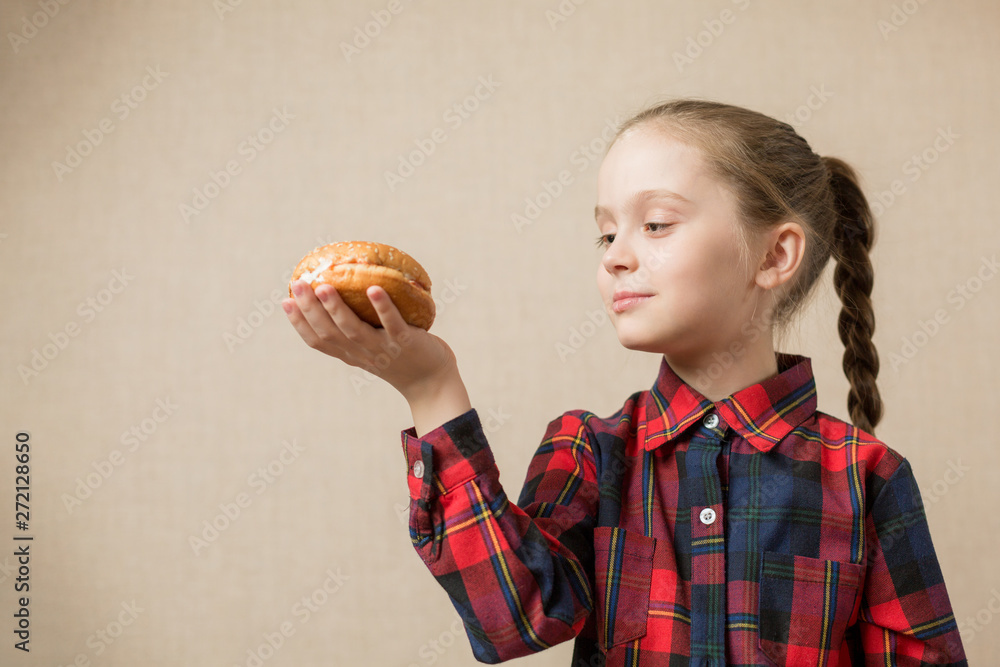 Petty Little Girl eating burger, following fastfood - Image Petty Little Girl eating burger, following fastfood - Image