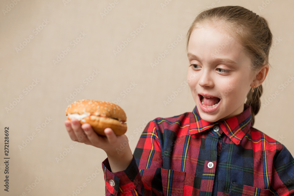 Petty Little Girl eating burger, following fastfood - Image Petty Little Girl eating burger, following fastfood - Image