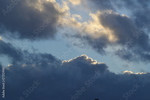 ciel et nuages filtrant le soleil_02 photo