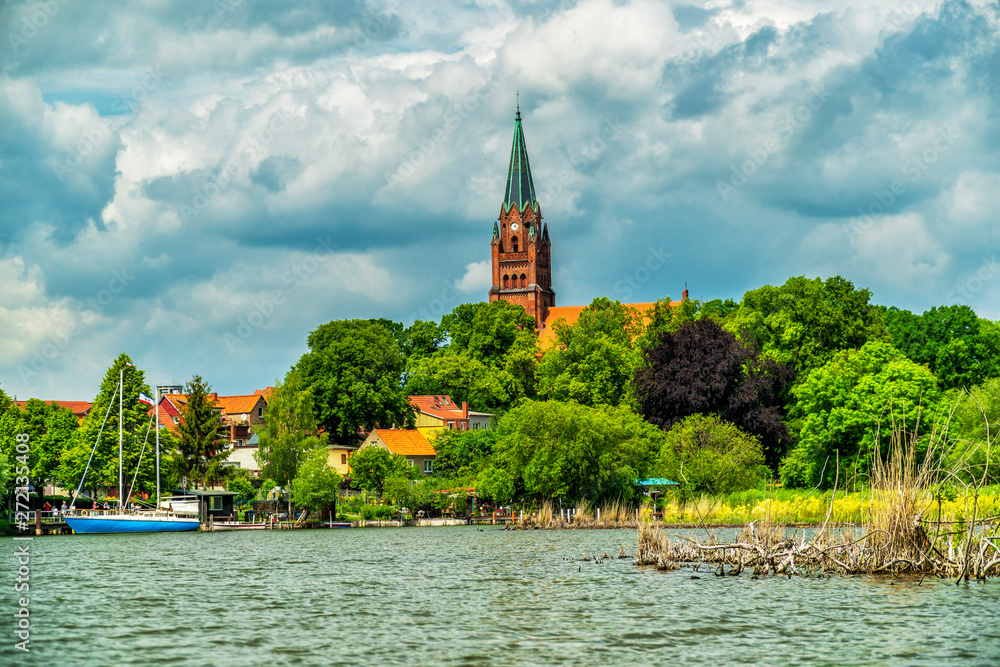 Naklejka premium An der Binnenmüritz vor der Marienkirche in Röbel