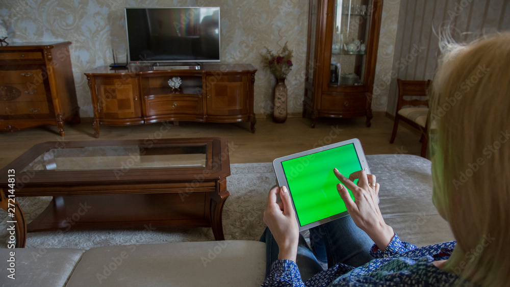 Obraz premium women using tablet